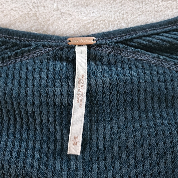 Free People V-Neck Thermal Waffle Knit Shirt Evergreen Green Boho Oversize Med - Picture 2 of 5